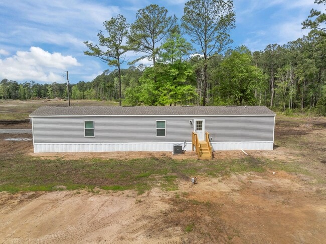 Building Photo - Peaceful 3 Bedroom Rental Home on 1 Acre – Lawn Care Included