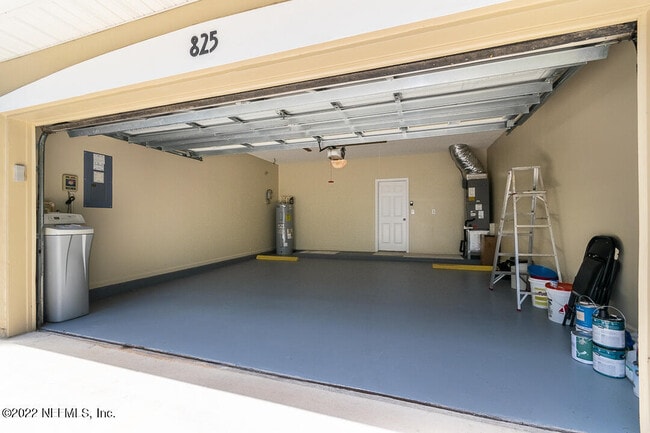 Building Photo - 825 Marjories Way
