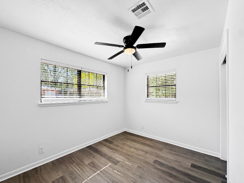 Building Photo - 513 Manor Dr