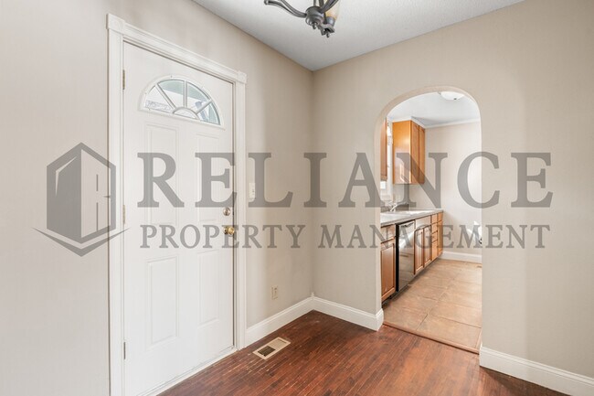 Building Photo - 4825 E Pine St