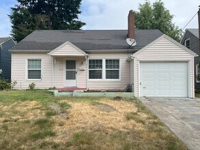 Building Photo - Spacious Multi-Level Living with Vaulted Ceilings and Backyard Access