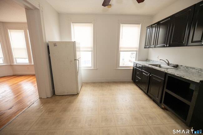 Building Photo - 473 Howard Ave