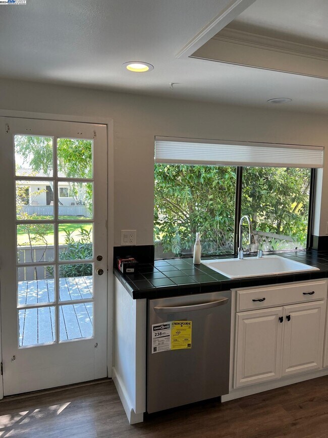 Building Photo - 535 Cambrian Way