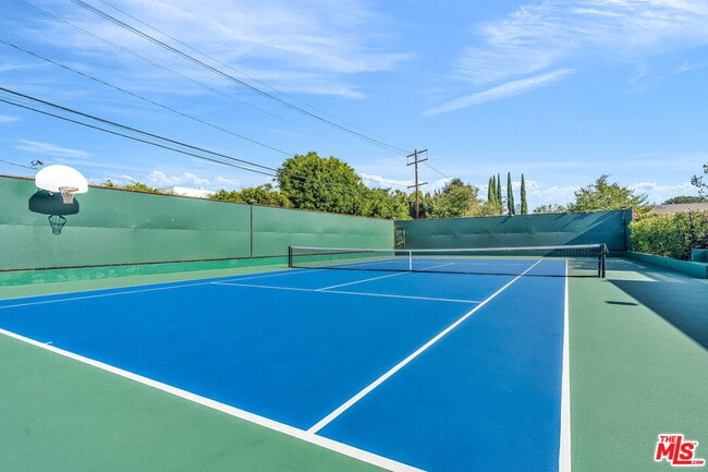 Building Photo - 802 N Crescent Dr