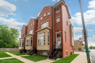 Building Photo - 4251 W Montrose Ave