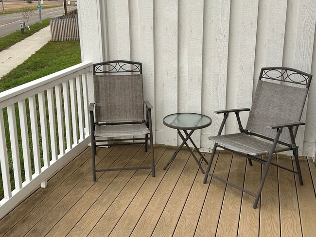 Building Photo - 3 Bedroom, 2.5 Bathroom Townhome