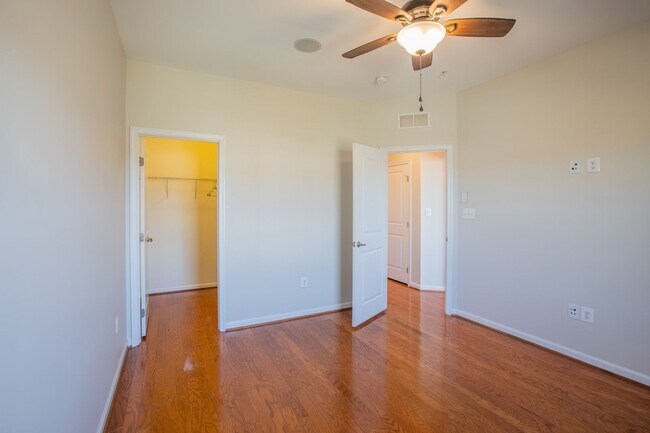 Building Photo - Stunning 3 BR/2.5 BA Townhome in Greenbelt!