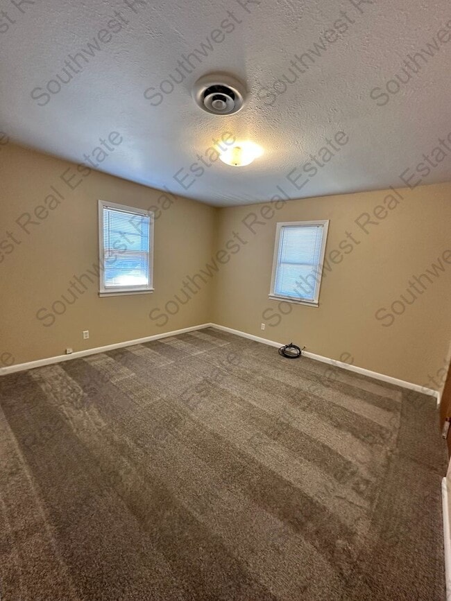 Building Photo - 3 Bed 2 Bath Includes Washer & Dryer - San...