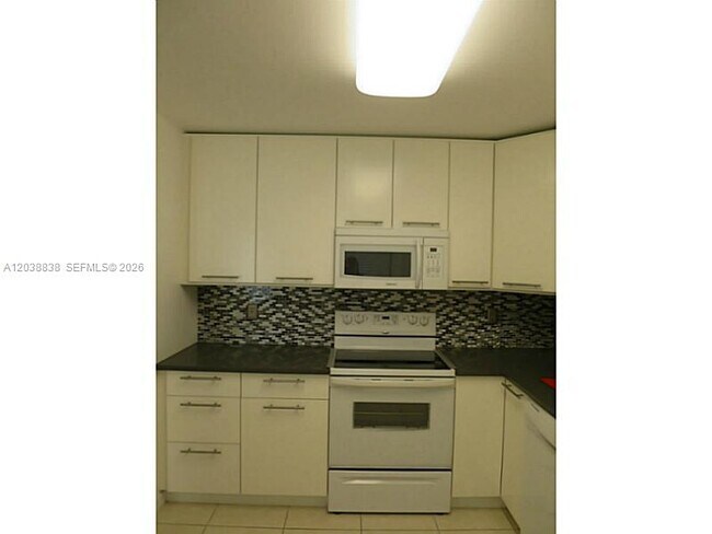 Building Photo - 205 Lakeview Dr
