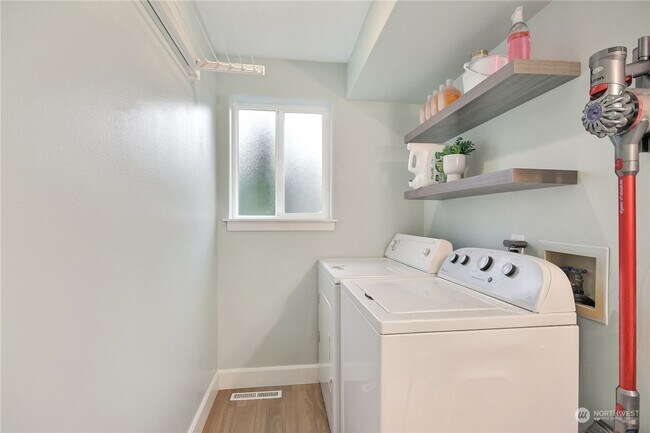 Building Photo - Well Maintained 3 Bed 2.5 Bath for Rent!