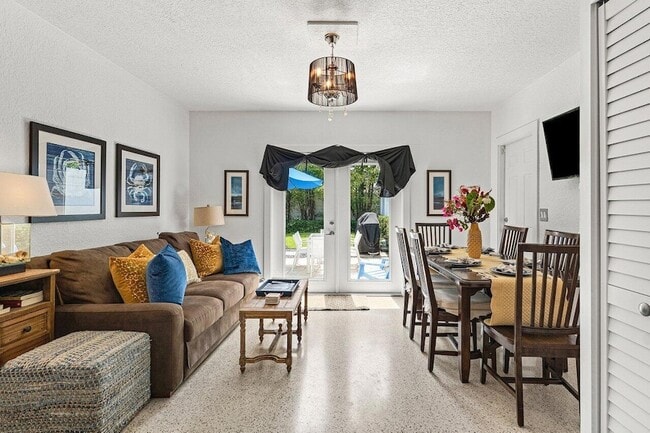 Building Photo - 340 NE 7th Ave