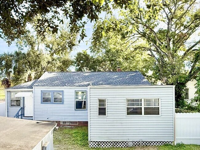 Building Photo - 3308 N Avon Ave