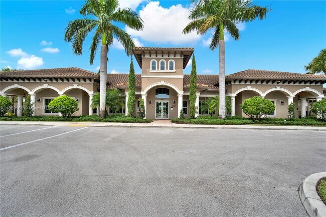 Building Photo - 950 Hillcrest Dr