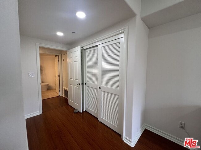 Building Photo - 1000 Granville Ave