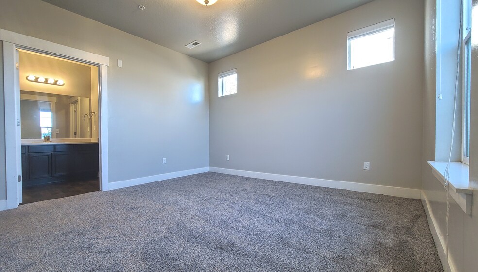 Master suite - This room is currently occupied - 74 Silver Springs Drive