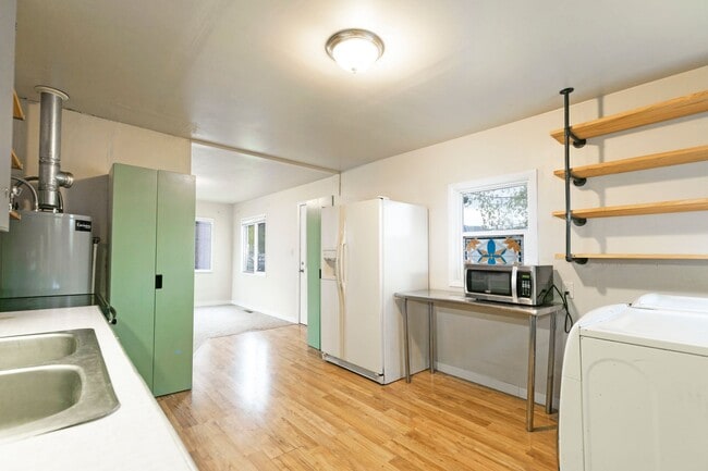 Building Photo - 2 Bed - 1 Bath - Pet Friendly