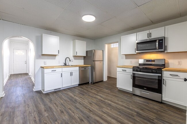 Building Photo - Available April 2026 - COMPLETELY RENOVATED 2 Bedroom Home