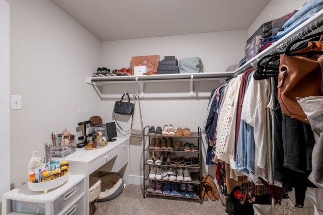 Building Photo - Jewel Curve Gem