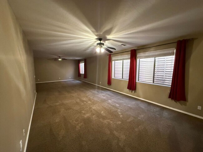 Building Photo - Beautiful 6 Bedroom - 4 Bath w/Private Poo...