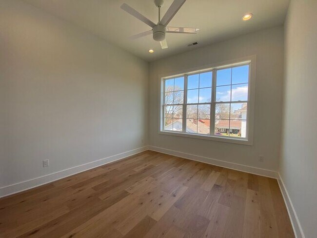 Building Photo - Luxury 4 Bed 3 Bath - 4 Minutes from Downt...