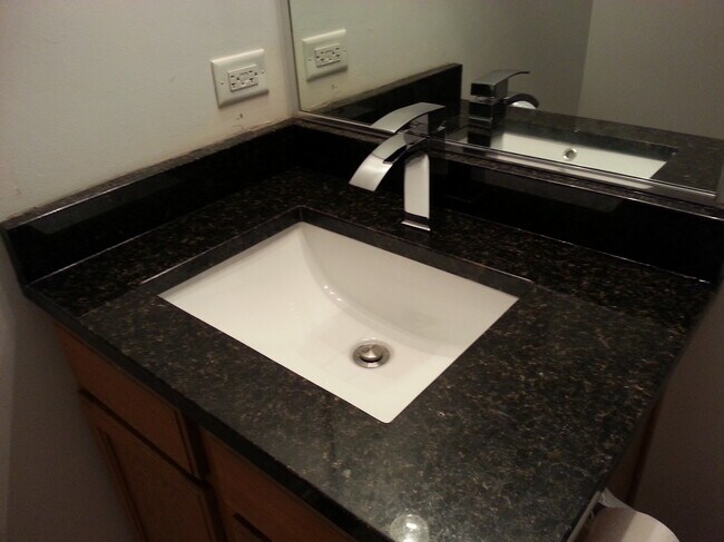 Building Photo - 928 Charlton Ln