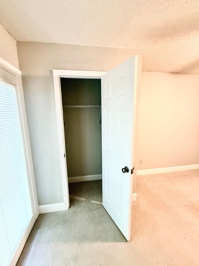 Building Photo - 2 Bedroom Condo on Chapman Mountain
