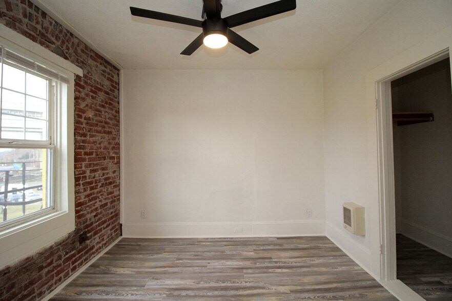 Building Photo - 843 N Knott St