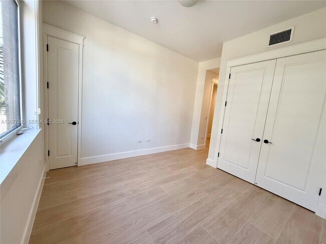 Building Photo - 530 Valencia Ave
