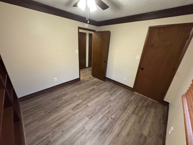 Building Photo - 3 bedroom 2 bath Springfield Home located ...