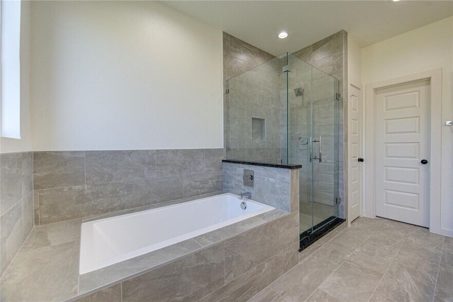 Building Photo - 2920 El Fenice Ln