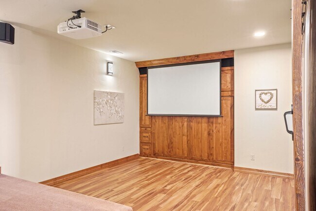 Building Photo - Stunning Broadmoor Estate with Mountain & City Views
