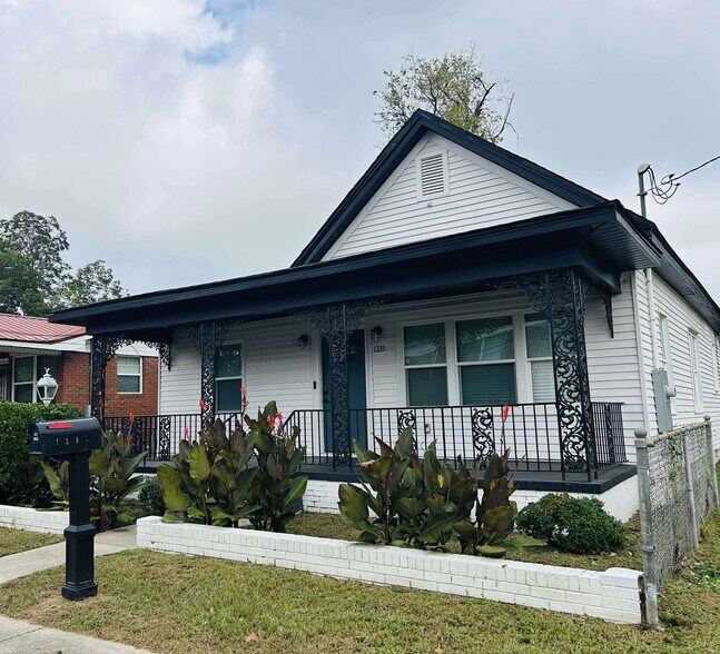 Primary Photo - 1335 Conklin Ave