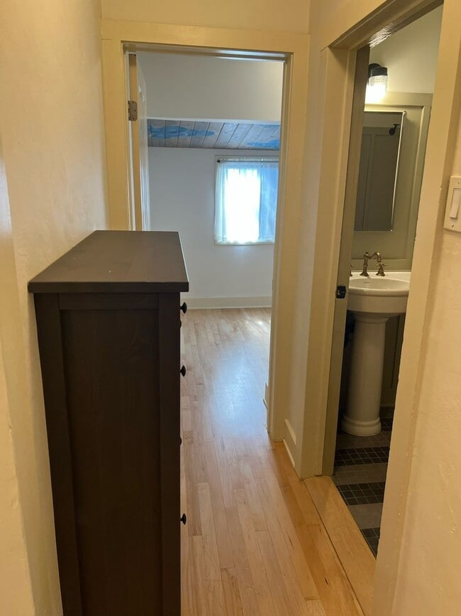 Building Photo - Walk to Campus From This Cute 2 Bedroom Back House