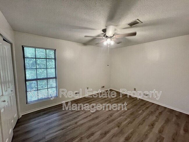 Building Photo - 118 Country Ln