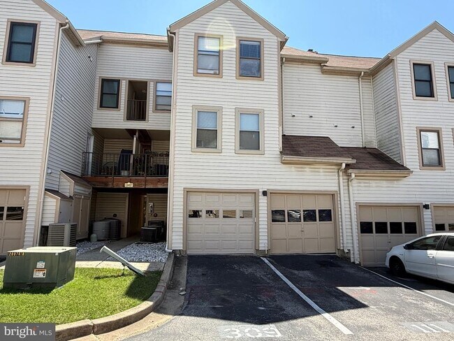 Building Photo - 13407 Shady Knoll Dr