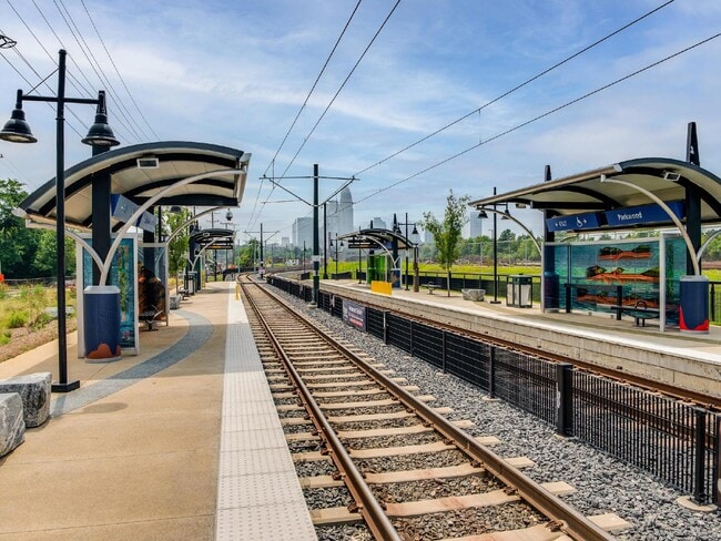 Building Photo - Custom 3 story home in the heart of Belmont/Optimist Park!