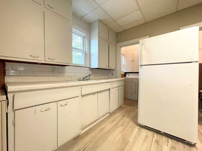 Building Photo - 121 W 7th Ave