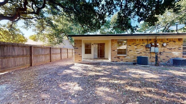 Building Photo - 916 Navarro Dr