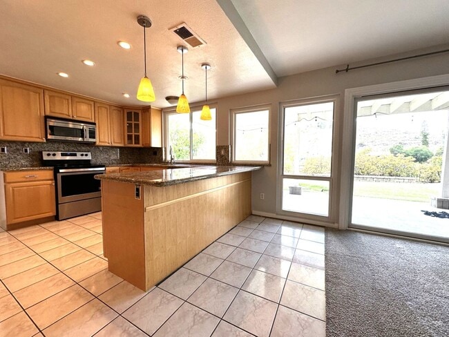 Building Photo - $1,000 OFF FIRST MONTH'S RENT! 4BR/3BA Hou...