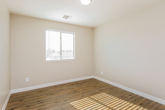 Building Photo - 4165 E Thunderheart Trail