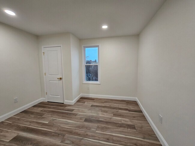 Building Photo - Amazing all new 4 bed 2.5 Bath House for rent!