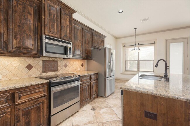Building Photo - Oak Point Beauty