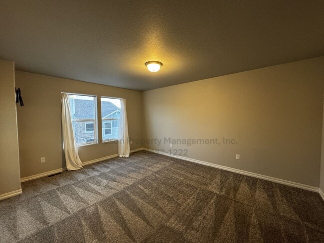 Building Photo - Gorgeous 3 Bedroom Townhouse Located in No...