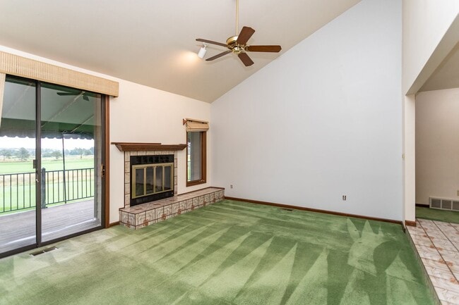 Building Photo - Charming home with Golf Course Views!!!