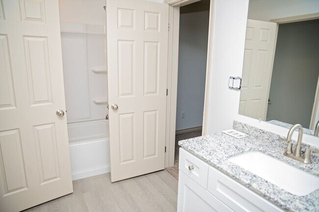 Building Photo - Fresh, Functional, and Move-In Ready | Sil...