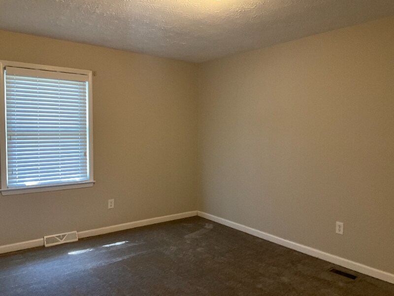 Building Photo - 220 Larchwood Dr