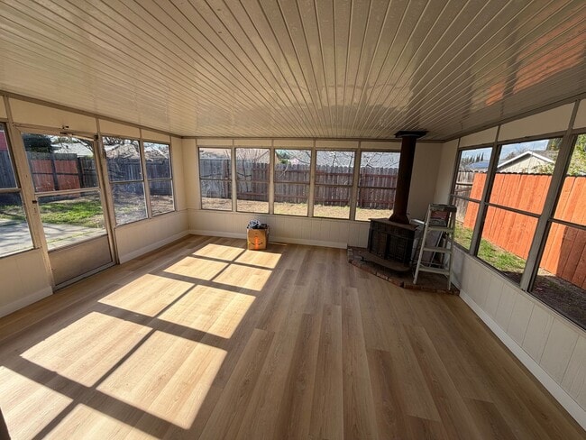 Building Photo - 3 Bed 1 Bath Single Family Home In Pittsburg (Newly Remodeled)