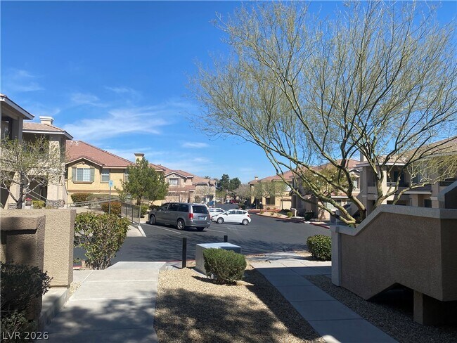 Building Photo - 9901 Trailwood Dr