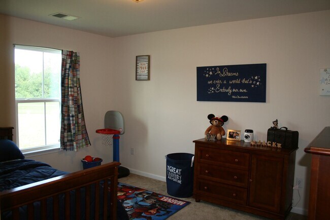 Building Photo - Large 4 bedroom home