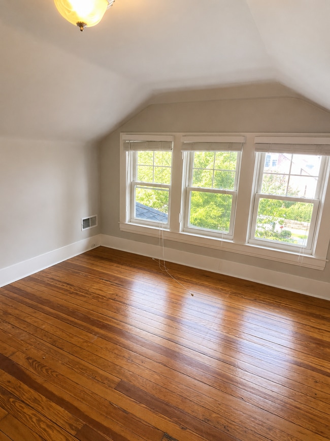Building Photo - 1738 Fernwood Ave